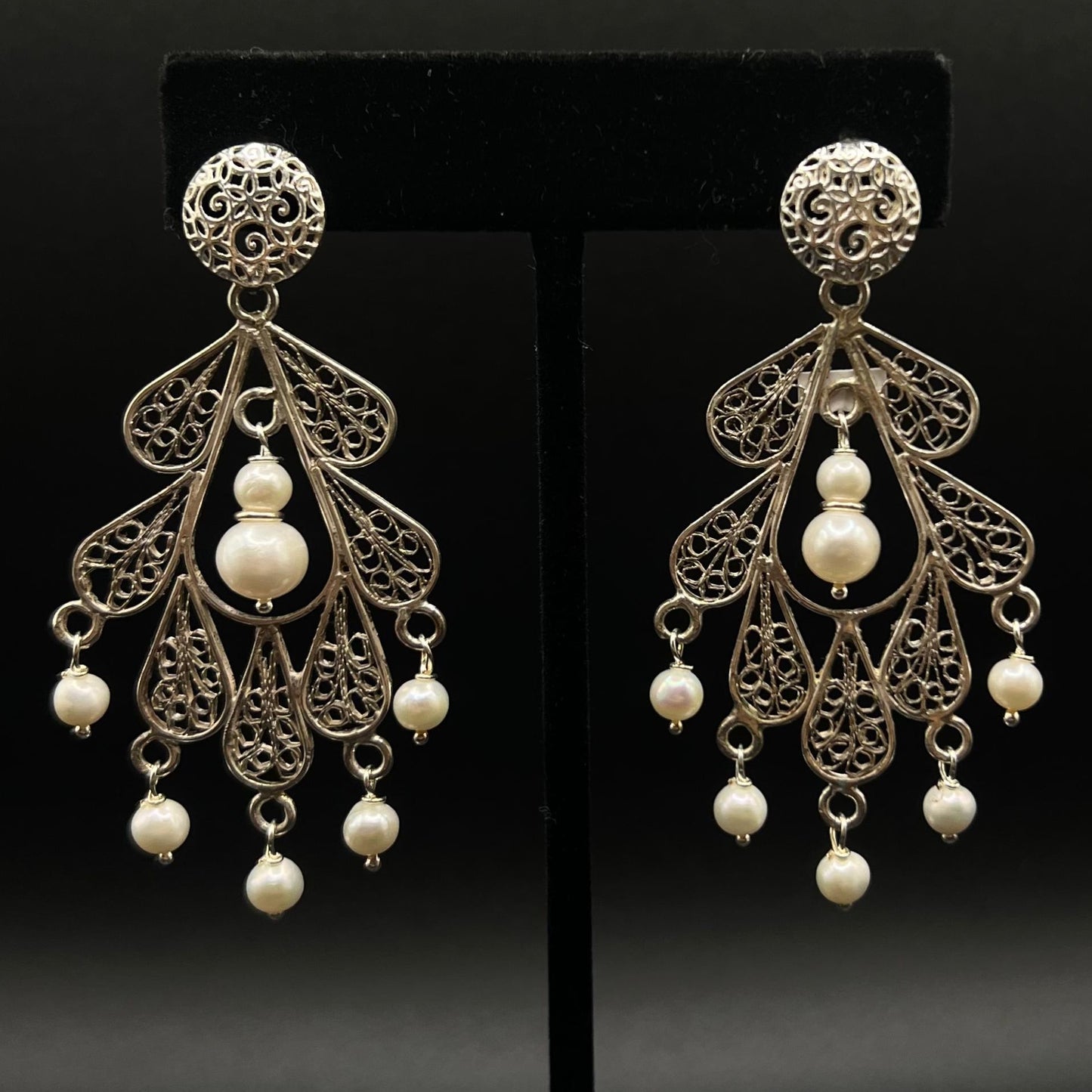 Orecchini in Argento 925 e perle coltivate d’acqua dolce. Lavorazione artigianale