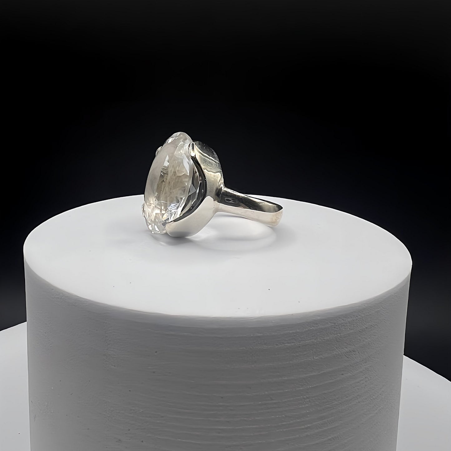 Anello in Argento 925 e quarzo varietà cristallo di rocca.