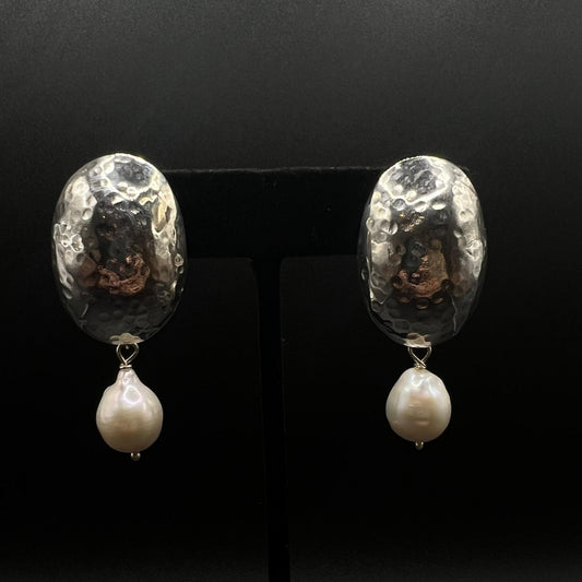 Orecchino in Argento 925 e perle coltivate d’acqua dolce. Lavorazione artigianale.