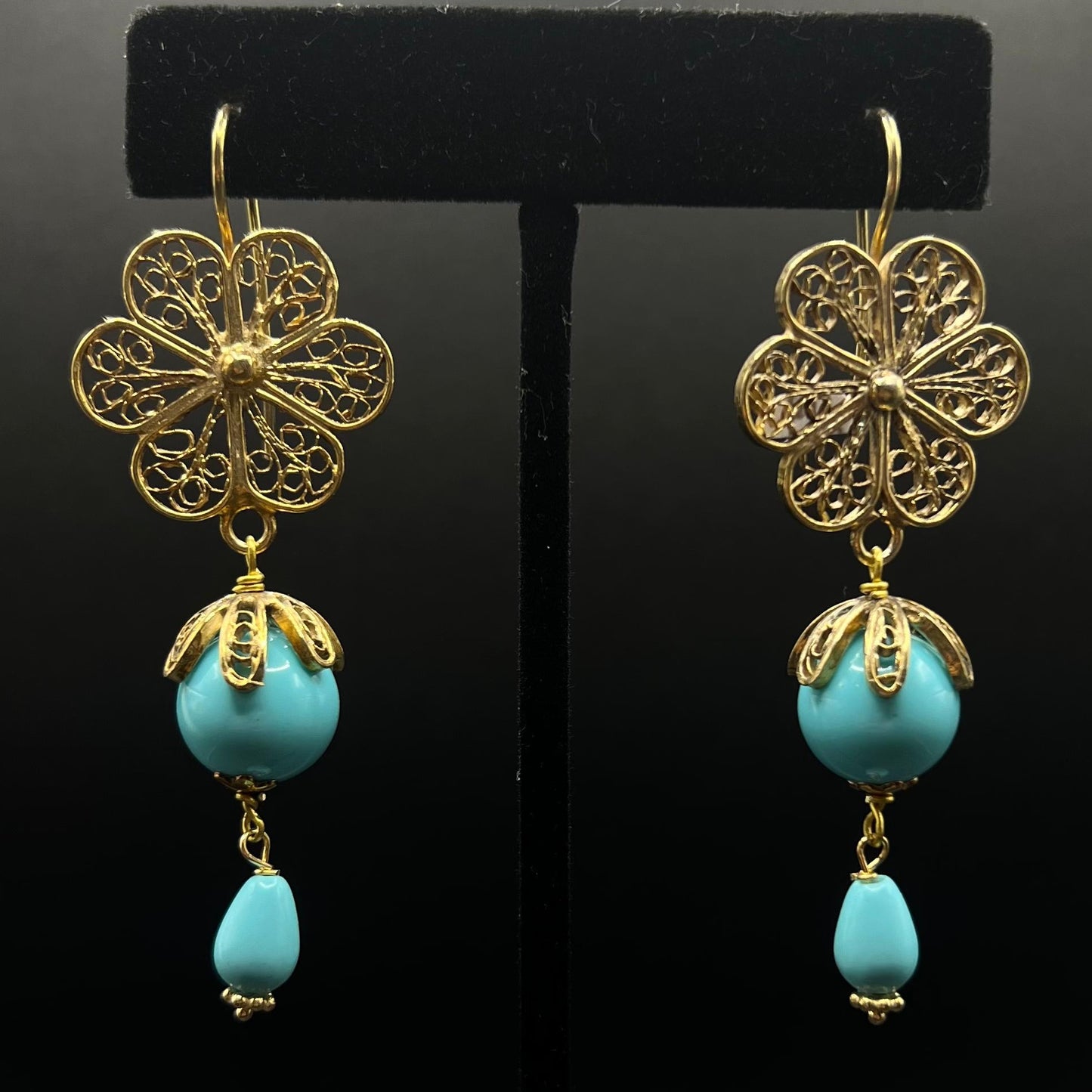 Orecchino in Argento 925 e pasta di turchese. lavorazione artigianale.