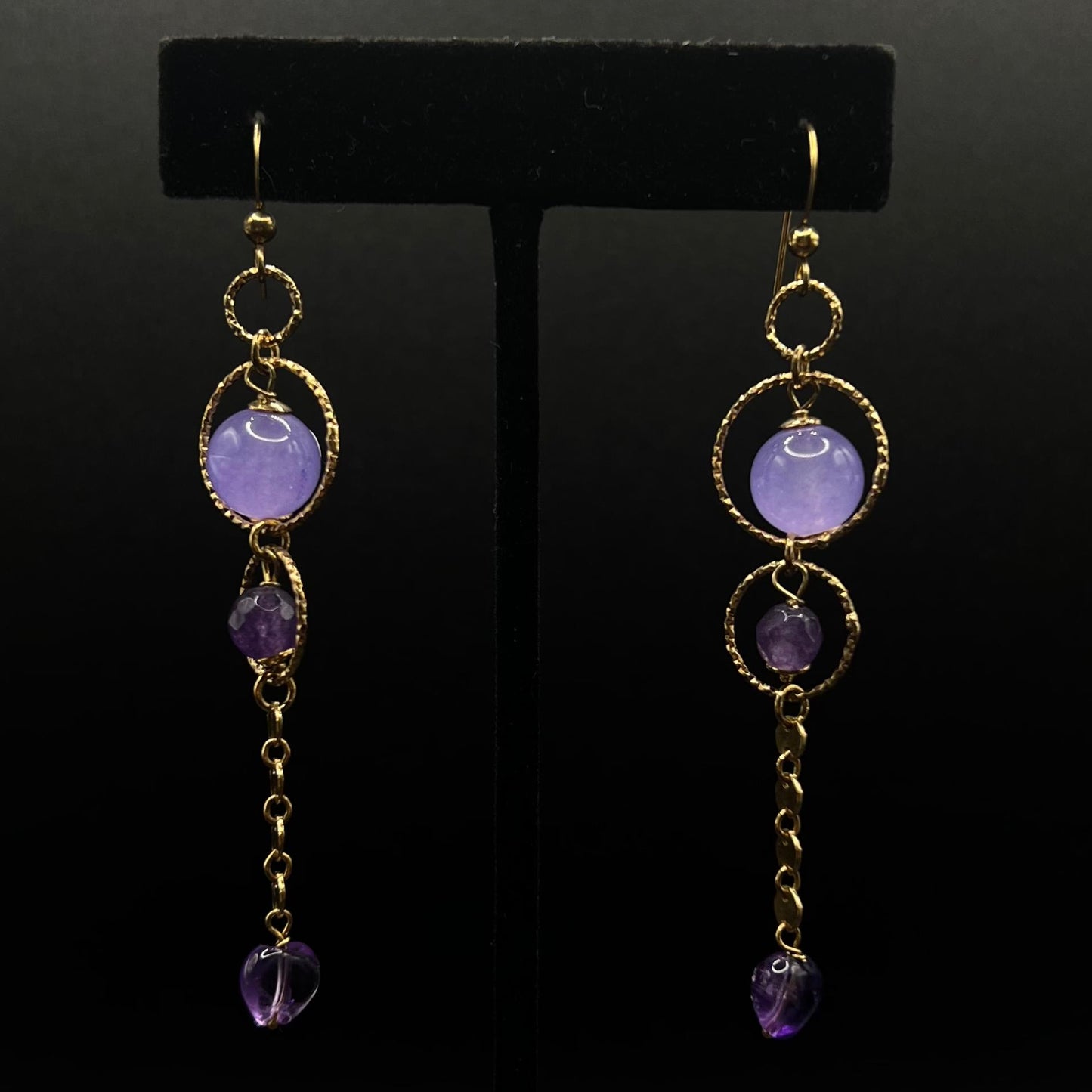 Orecchino in Argento 925 dorato ed ametista.  Lavorazione artigianale.