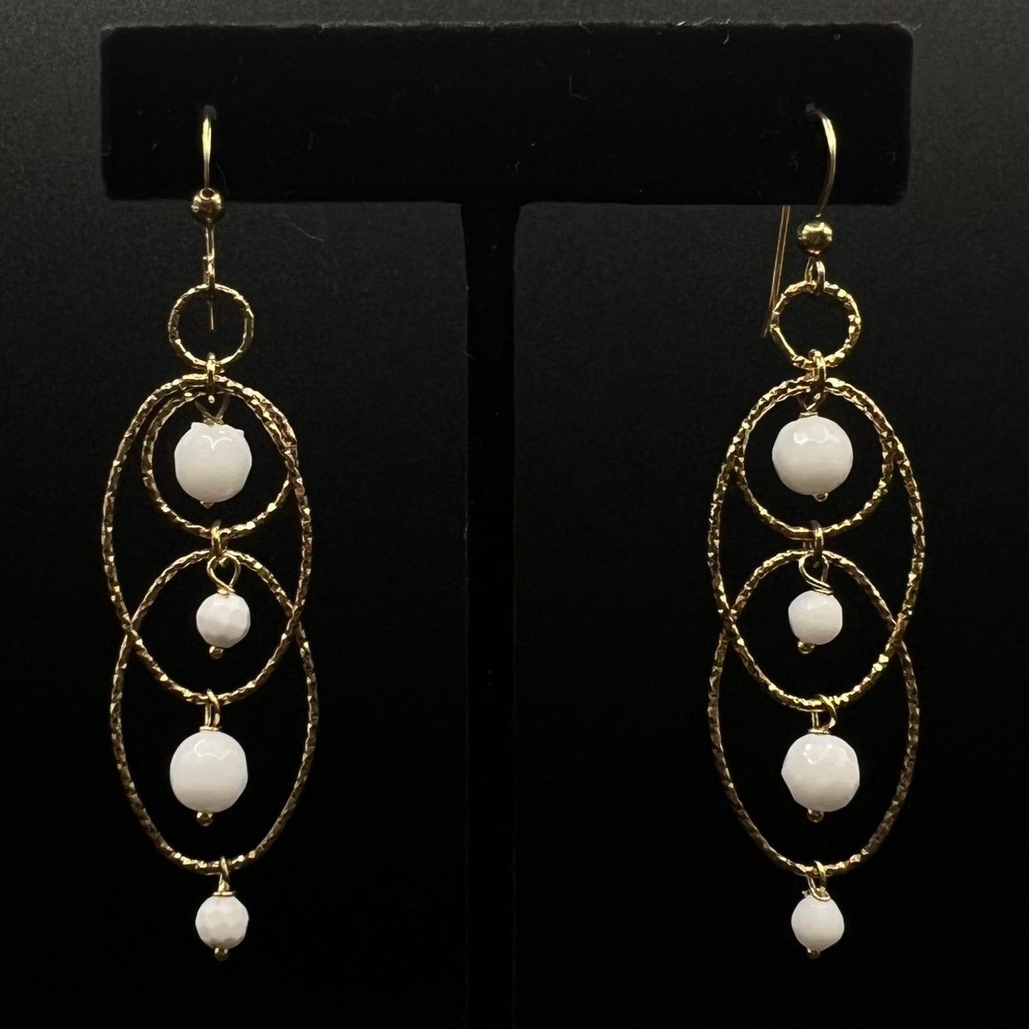 Orecchini in Argento 925 dorato ed agata bianca.  Lavorazione artigianale