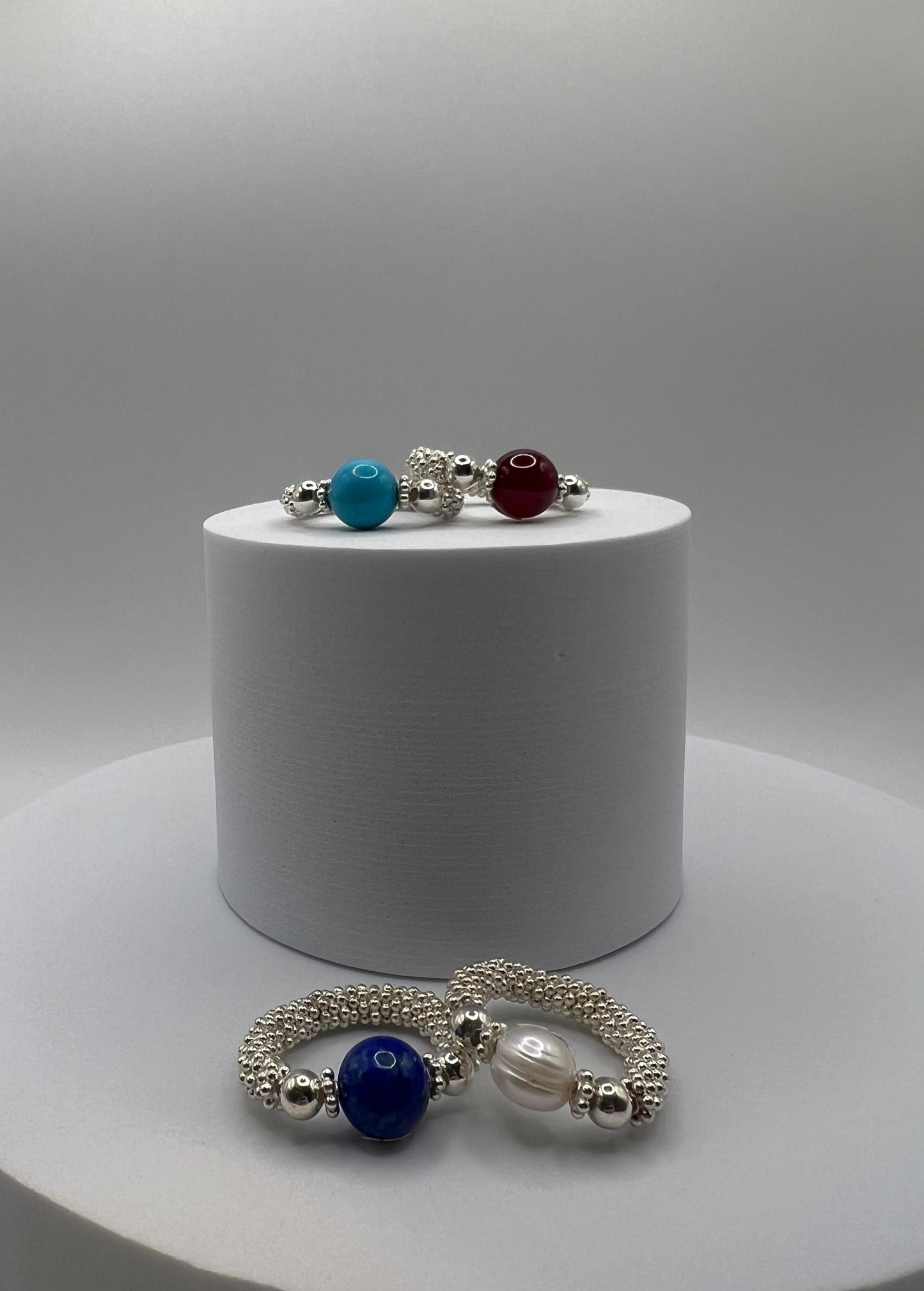 Anelli montati con eleastico in Argento 925 e pietre dure.