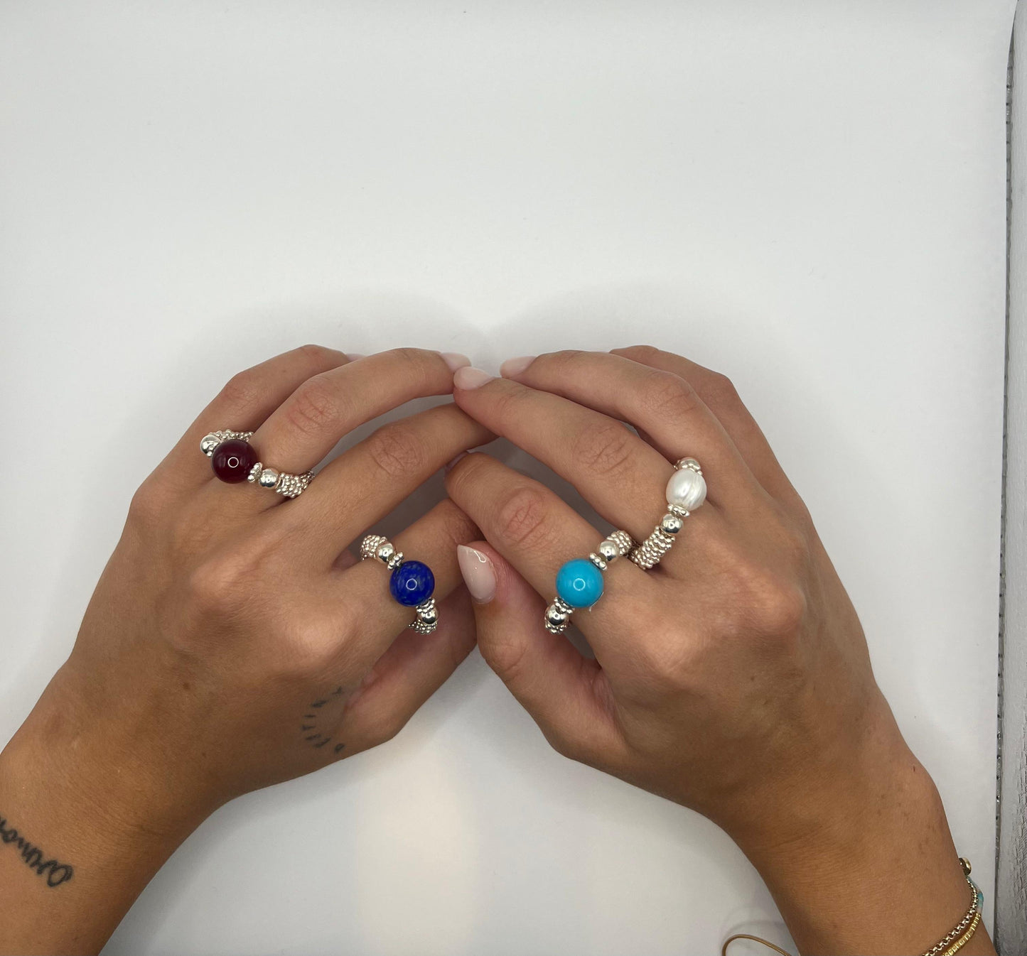 Anelli montati con eleastico in Argento 925 e pietre dure.