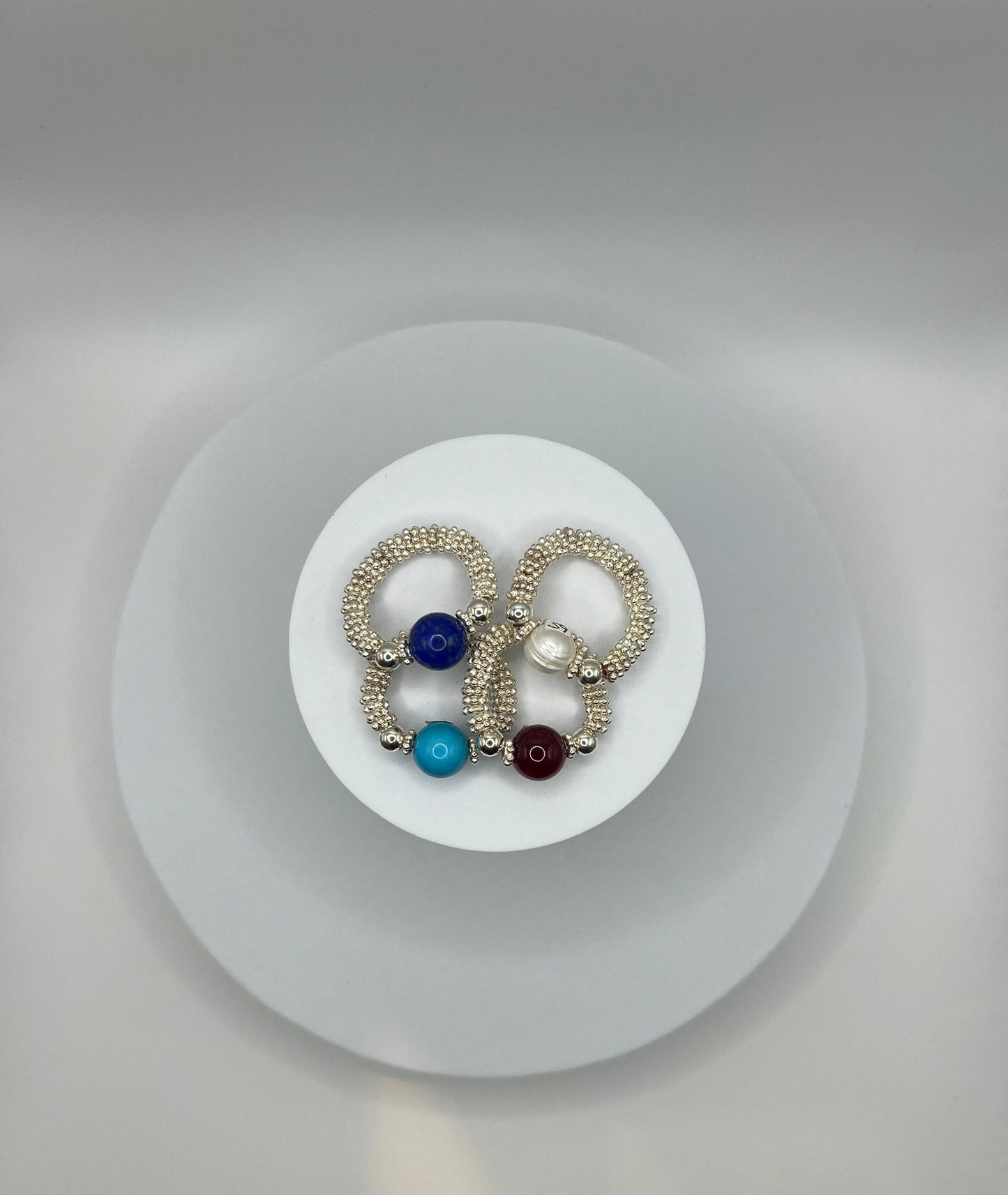 Anelli montati con eleastico in Argento 925 e pietre dure.