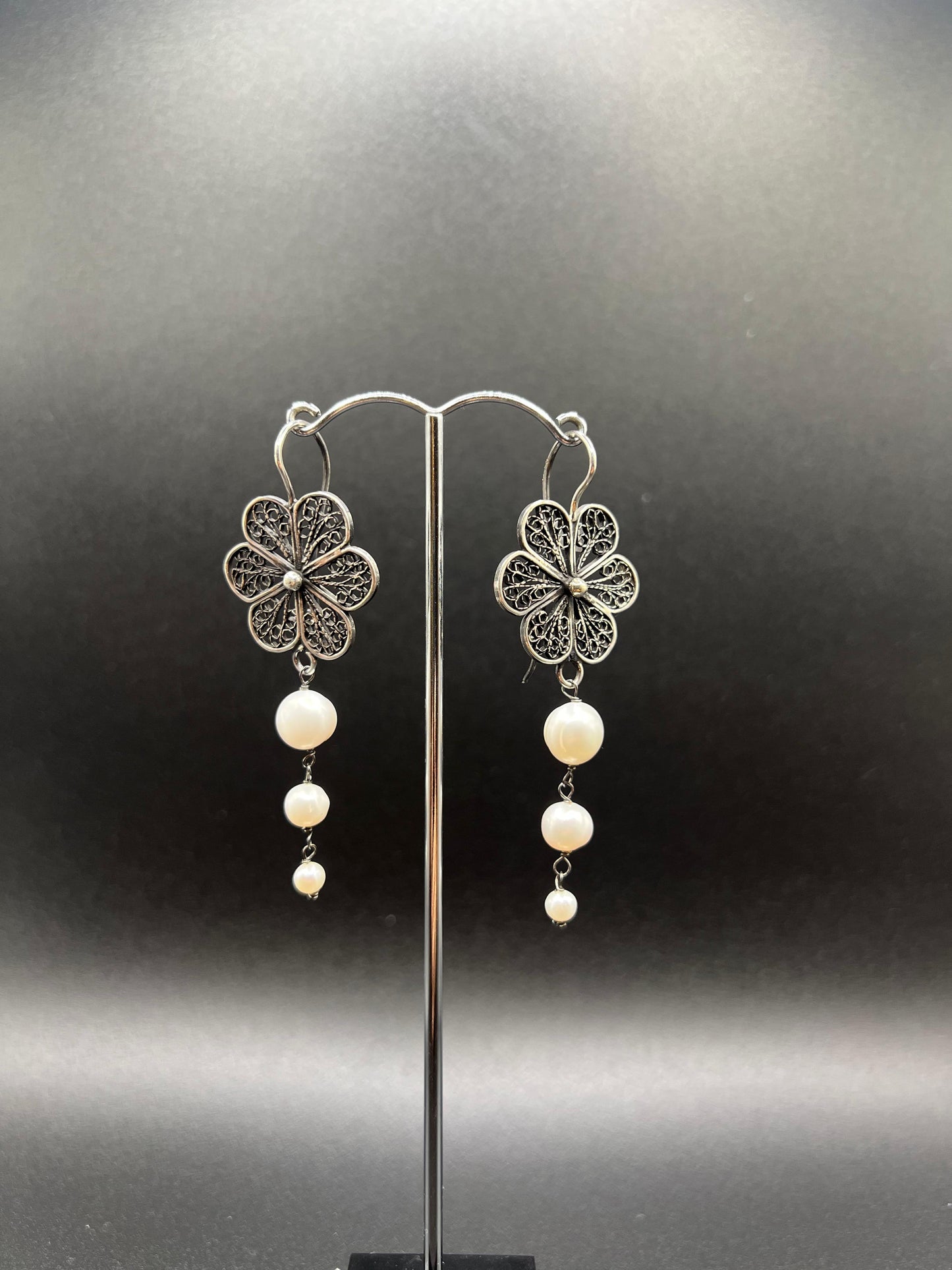 Orecchini creati artigianalmente in Argento 925 brunito e perle coltivate in acqua dolce. 