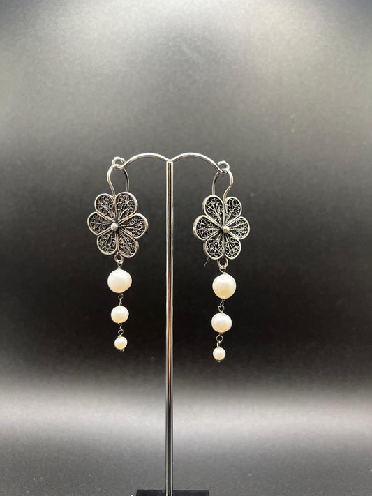 Orecchini creati artigianalmente in Argento 925 brunito e perle coltivate in acqua dolce. 