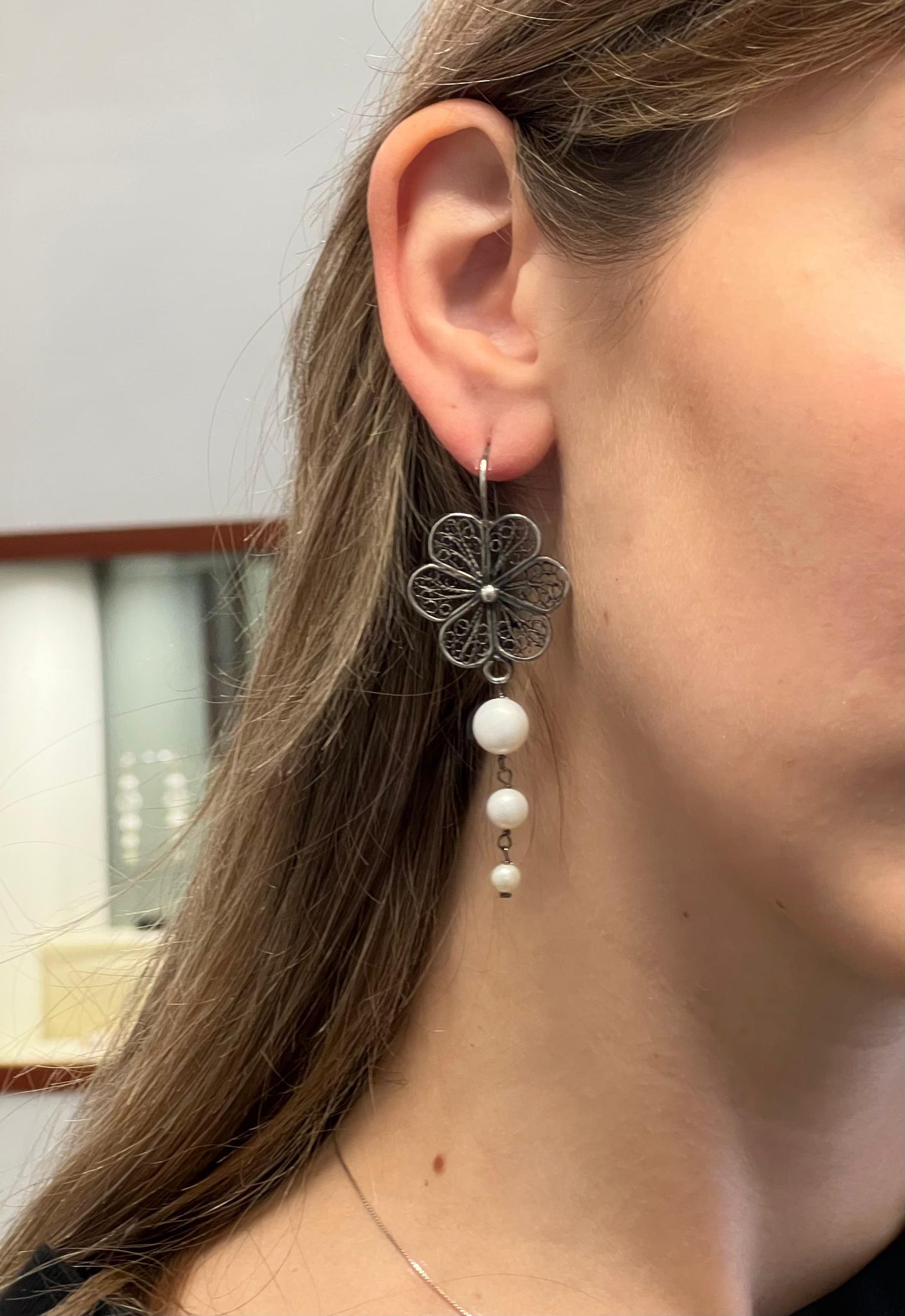 Orecchini creati artigianalmente in Argento 925 brunito e perle coltivate in acqua dolce. 