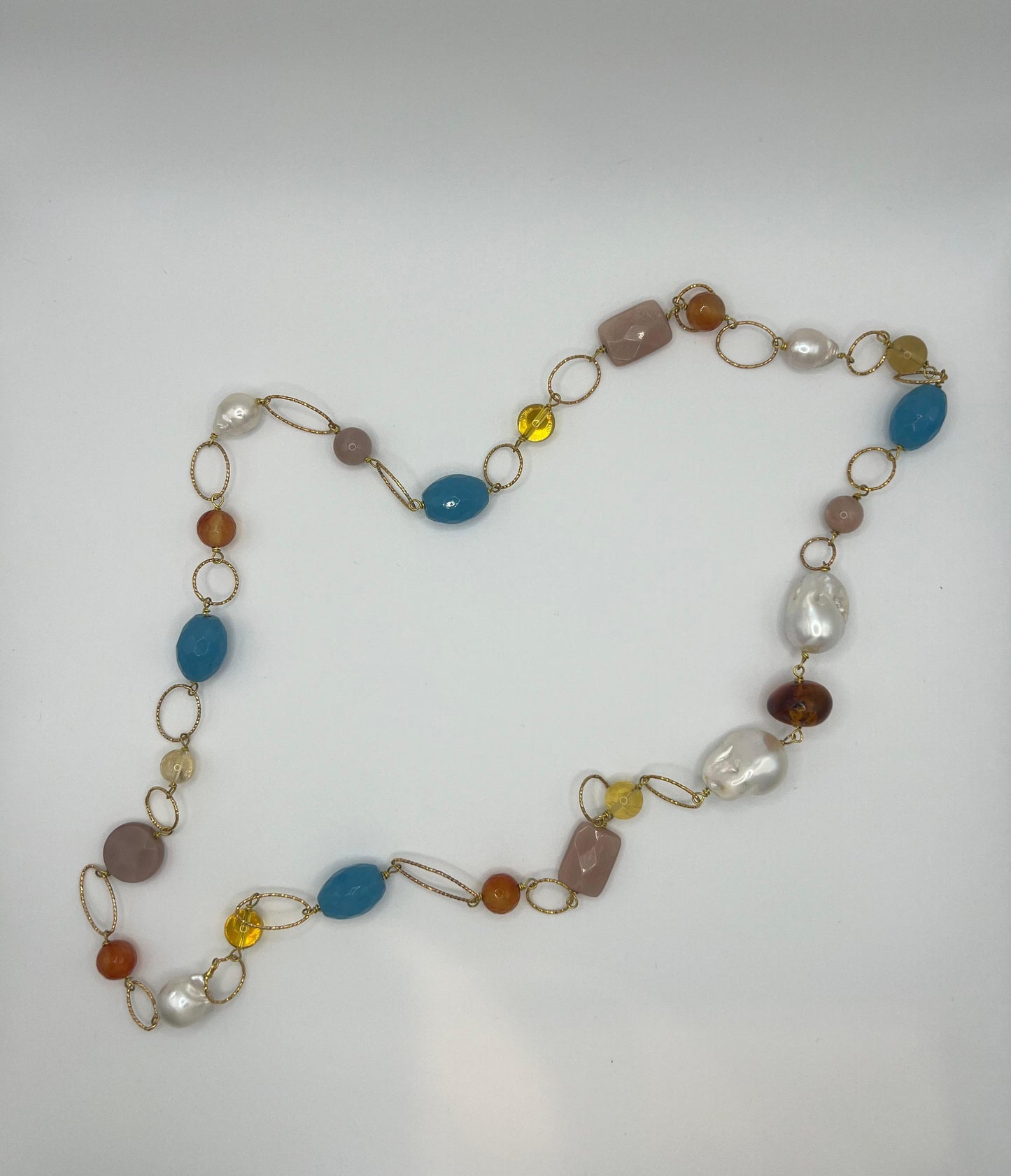 Collana in Argento 925 dorato, perle coltivate d’acqua dolce, pietra di luna, quarzo azzurro, corniola ed ambra