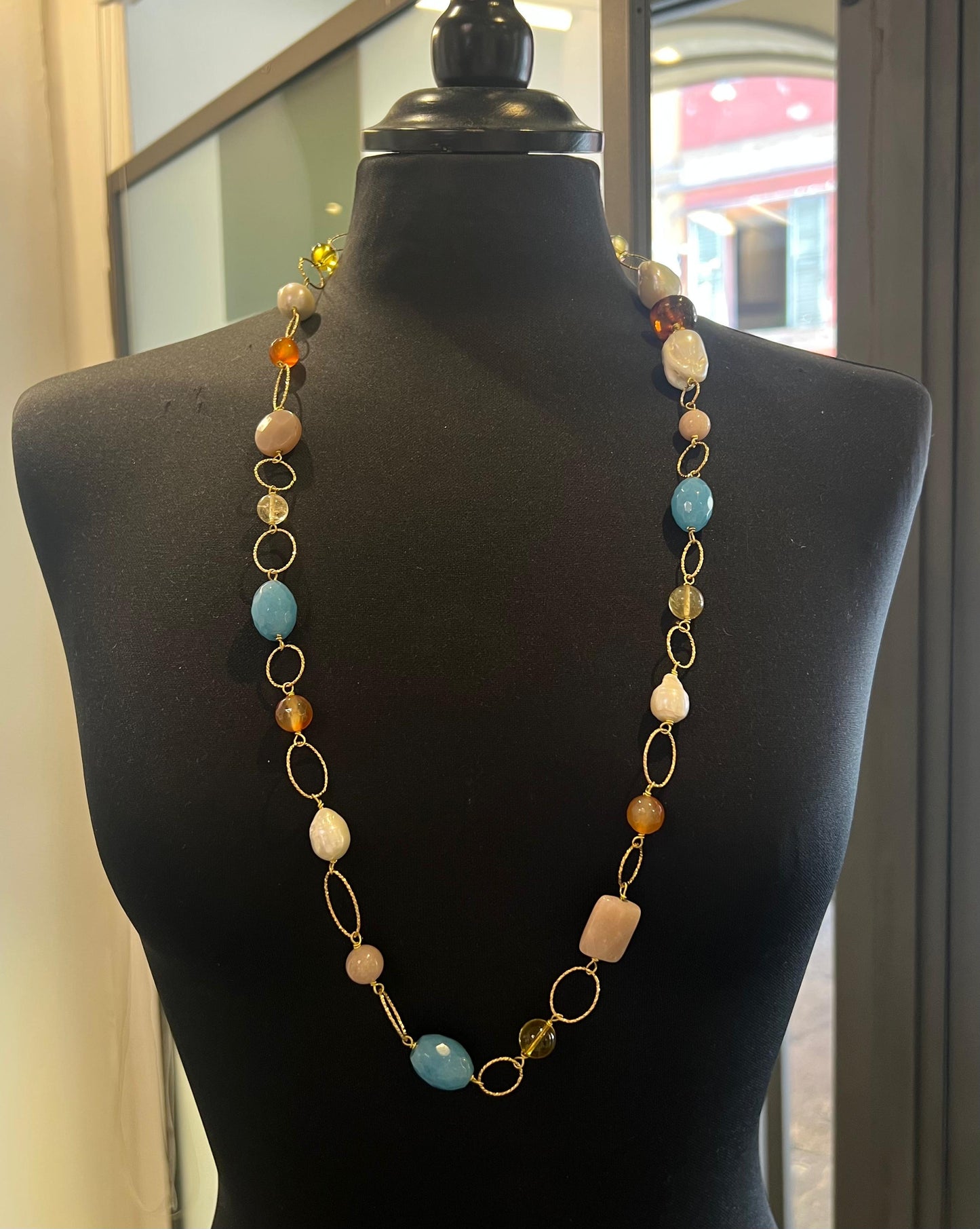 Collana in Argento 925 dorato, perle coltivate d’acqua dolce, pietra di luna, quarzo azzurro, corniola ed ambra