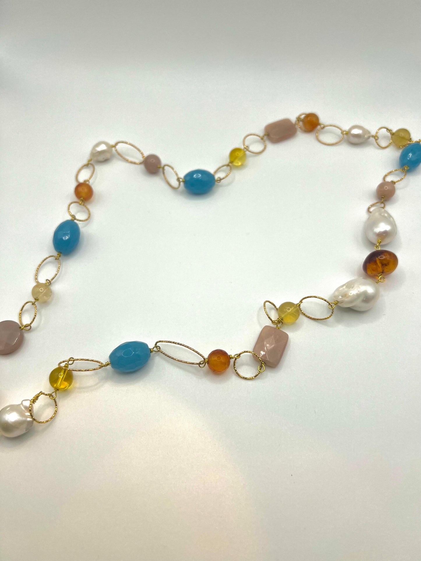 Collana in Argento 925 dorato, perle coltivate d’acqua dolce, pietra di luna, quarzo azzurro, corniola ed ambra